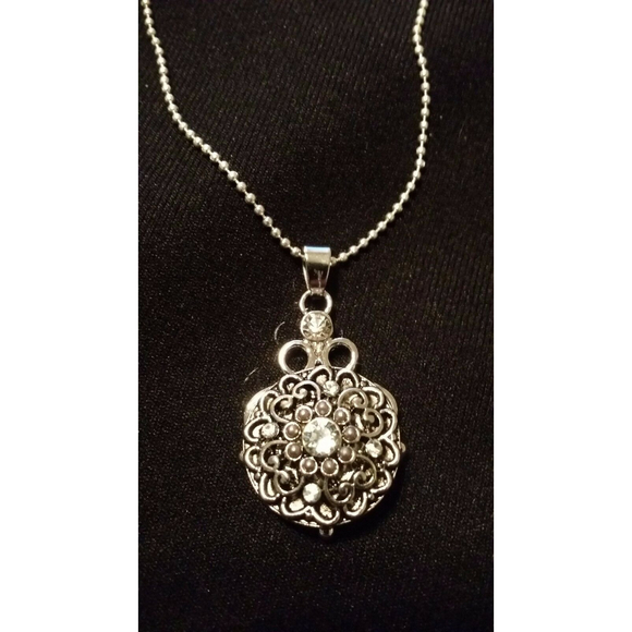 Jewelry - Lovely Vintage Silver Snap, Silver Snap Pendant & 26” Alloy Chain
